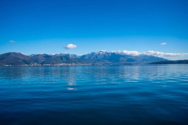 Karadağ 'ın Kotor Körfezi ve yüksek karlı dağların zirvesi, kıyılardaki küçük yerleşim yerleri ve Adriyatik Denizi' nin parlak mavi suları. Yüksek kalite fotoğraf