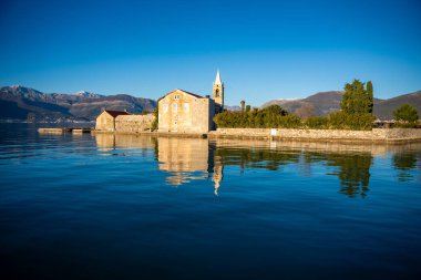 Karadağ 'ın Adriyatik Denizi' nin Kotor körfezindeki Tivat kenti yakınlarındaki bir yat teknesinden Merhamet Adası 'nın görüntüsü. Yüksek kalite fotoğraf