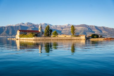 Karadağ 'ın Adriyatik Denizi' nin Kotor körfezindeki Tivat kenti yakınlarındaki bir yat teknesinden Merhamet Adası 'nın görüntüsü. Yüksek kalite fotoğraf