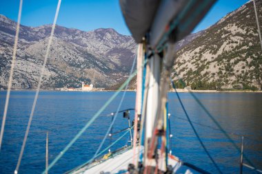 Ada yatından ve Karadağ 'daki Perast yakınlarındaki Our Lady of the Rocks kilisesinden görüntü. Boka Kotor Körfezi, Avrupa. Yüksek kalite fotoğraf