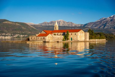 Karadağ 'ın Adriyatik Denizi' nin Kotor körfezindeki Tivat kenti yakınlarındaki bir yat teknesinden Merhamet Adası 'nın görüntüsü. Yüksek kalite fotoğraf
