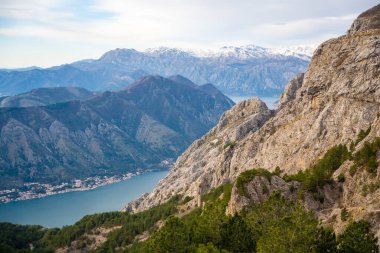 Kotor Körfezi Boca 'nın panoramik manzarası ve Karadağ' ın dağlık kesiminden kış mevsiminde dağlar. Yüksek kalite fotoğraf