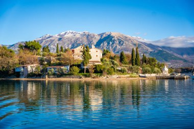Karadağ 'ın Kotor Körfezi' ndeki Başmelek Aziz Mikail Manastırı. Yüksek kalite fotoğraf