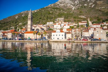 Perast, Karadağ - 3 Ocak 2025: Ünlü Kotor Körfezi 'ndeki tarihi kentin kışın tekneli panorama manzarası. Yüksek kalite fotoğraf