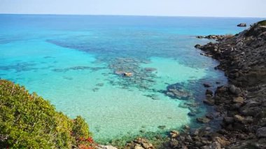 Kumlu bir sahil şeridi ve Kuzey Kıbrıs 'ın en kuzeydoğusundaki buruna yakın kayalık kıyılar. Mavi gölün berrak suları ve Akdeniz 'in el değmemiş güzelliği.. 