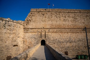 Kyrenia 'daki eski limandan kaleye turistler olmadan, Kuzey Kıbrıs. Yüksek kalite fotoğraf