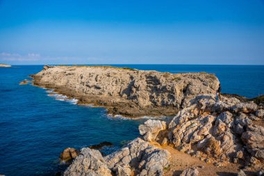 Kuzey Kıbrıs Türk Cumhuriyeti 'nin Karpasya Yarımadası' nın en doğu ucundaki Kape Apostolos ve Kleides Adaları manzarası. En çok da Kıbrıs 'ın doğusunu işaret ediyor. Yüksek kalite fotoğraf