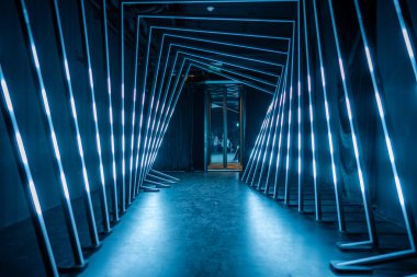 Prag, Çek Cumhuriyeti - 26.04.2024: Prag 'daki Lumina müzesini aydınlatan hafif kurulum sergisi. Etkileyici etkileşimli sanat ve aile dostu eğlence. Yüksek kalite fotoğraf