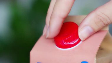 Sabit plastik kapaklı geri dönüşüm malzemelerinin uzun ömürlü mukavvası. Kapak açıldıktan sonra da bağlı kalıyor, böylece tüm paket toplanıp geri dönüşüm daha kolay oluyor. Yüksek kalite 4k görüntü