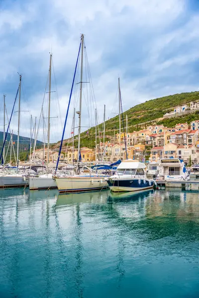 Lustica Körfezi, Karadağ - 5 Ocak 2025: Karadağ 'ın Lustica Körfezi marinasında mimarlık ve lüks yatlar. Yüksek kalite fotoğraf
