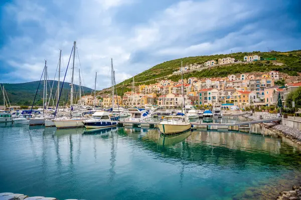 Lustica Körfezi, Karadağ - 5 Ocak 2025: Karadağ 'ın Lustica Körfezi marinasında mimarlık ve lüks yatlar. Yüksek kalite fotoğraf