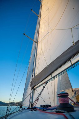 Denizde yelken açan yelkenli bir yatın güneşli üst parçası. Yüksek kalite fotoğraf