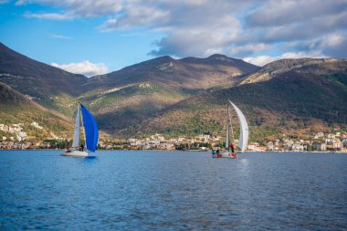 Kotor, Karadağ - 20 Ocak 2025: Karadağ 'ın Kotor Koyu' nda öğrencileri ve eğitmenleriyle birlikte iki yelkenli tekne, takım çalışması, macera ve deniz eğitimini ön plana çıkarıyor. 