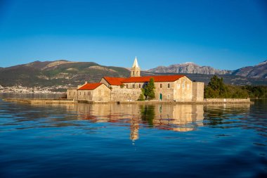 Karadağ 'ın Adriyatik Denizi' nin Kotor körfezindeki Tivat kenti yakınlarındaki bir yat teknesinden Merhamet Adası 'nın görüntüsü. Yüksek kalite fotoğraf