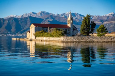 Karadağ 'ın Adriyatik Denizi' nin Kotor körfezindeki Tivat kenti yakınlarındaki bir yat teknesinden Merhamet Adası 'nın görüntüsü. Yüksek kalite fotoğraf