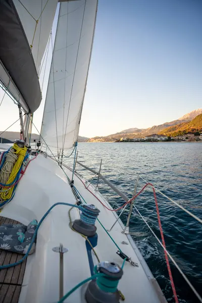 Adriyatik Denizi 'nde yat gezisi. Güvertenin yakın görüntüsü, direk ve yelkenler. Yat konsepti. Yüksek kalite fotoğraf