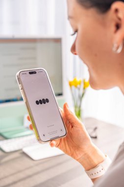 Prag, Çek Cumhuriyeti - 24 Şubat 2025: Ekranda Chat Gpt uygulaması olan kadının Iphone 'u tutuşu. Open Ai 'nin asistanıyım. Yapay zeka konsepti. Yüksek kalite fotoğraf