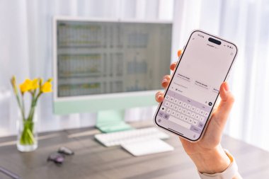 Prag, Çek Cumhuriyeti - 24 Şubat 2025: Ekranda Chat Gpt uygulaması ile el ele tutuşmanın görüntüsü. Open Ai 'nin asistanıyım. Yapay zeka konsepti. Yüksek kalite fotoğraf