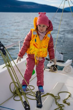 Karadağ 'ın Kotor Körfezi' nde eğitim sırasında, macera, özgürlük ve deniz sporlarını temsil eden bir yat kullanmayı öğrenen küçük bir kız. Yüksek kalite fotoğraf