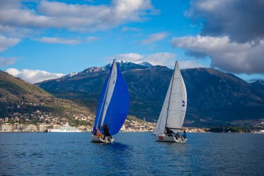 Kotor, Karadağ - 20 Ocak 2025: Karadağ 'ın Kotor Koyu' nda öğrencileri ve eğitmenleriyle birlikte iki yelkenli tekne, takım çalışması, macera ve deniz eğitimini ön plana çıkarıyor. 