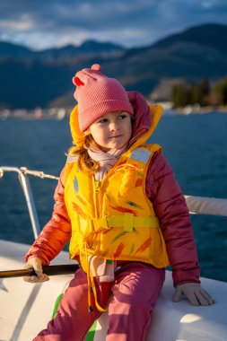 Karadağ 'ın Kotor Körfezi' nde eğitim sırasında, macera, özgürlük ve deniz sporlarını temsil eden bir yat kullanmayı öğrenen küçük bir kız. Yüksek kalite fotoğraf