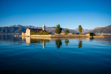 Karadağ 'ın Adriyatik Denizi' nin Kotor körfezindeki Tivat kenti yakınlarındaki bir yat teknesinden Merhamet Adası 'nın görüntüsü. Yüksek kalite fotoğraf