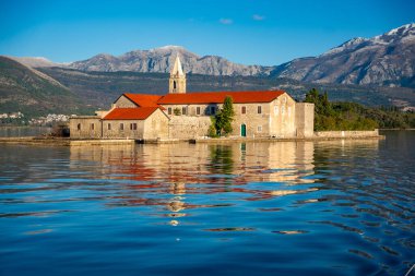 Karadağ 'ın Adriyatik Denizi' nin Kotor körfezindeki Tivat kenti yakınlarındaki bir yat teknesinden Merhamet Adası 'nın görüntüsü. Yüksek kalite fotoğraf