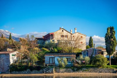 Karadağ 'ın Kotor Körfezi' ndeki Başmelek Aziz Mikail Manastırı. Yüksek kalite fotoğraf
