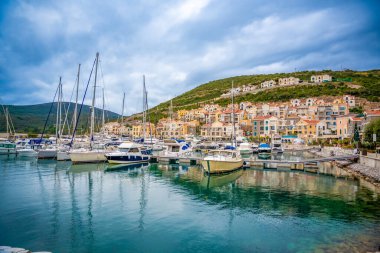 Lustica Körfezi, Karadağ - 5 Ocak 2025: Karadağ 'ın Lustica Körfezi marinasında mimarlık ve lüks yatlar. Yüksek kalite fotoğraf