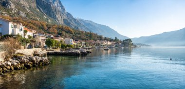 Karadağ 'ın Kotor kasabasının yanındaki Kotor Körfezi' nin kıyısındaki küçük köy manzarası. Yüksek kalite fotoğraf