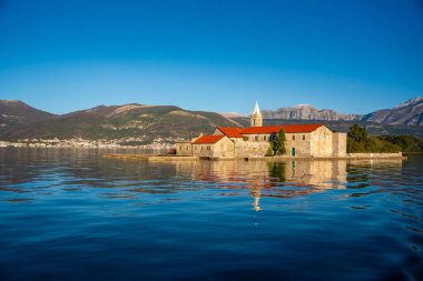 Karadağ 'ın Adriyatik Denizi' nin Kotor körfezindeki Tivat kenti yakınlarındaki bir yat teknesinden Merhamet Adası 'nın görüntüsü. Yüksek kalite fotoğraf