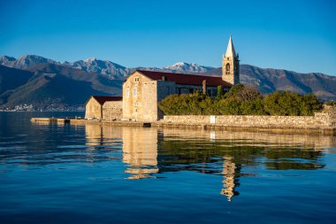 Karadağ 'ın Adriyatik Denizi' nin Kotor körfezindeki Tivat kenti yakınlarındaki bir yat teknesinden Merhamet Adası 'nın görüntüsü. Yüksek kalite fotoğraf
