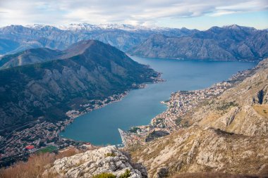 Kotor Körfezi Boca 'nın panoramik manzarası ve Karadağ' ın dağlık kesiminden kış mevsiminde dağlar. Yüksek kalite fotoğraf