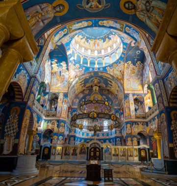 Bar, Karadağ - 5 Ocak 2025: St. Jovan Vladimir Ortodoks Katedral Kilisesi 'nin Bar, Karadağ' da mavi ve altın renkli freskleri bulunuyor. Yüksek kalite fotoğraf
