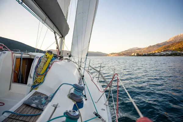 Adriyatik Denizi 'nde yat gezisi. Güvertenin yakın görüntüsü, direk ve yelkenler. Yat konsepti. Yüksek kalite fotoğraf