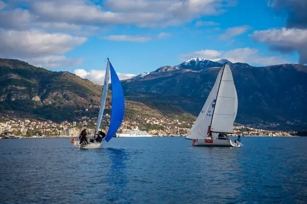 Kotor, Karadağ - 20 Ocak 2025: Karadağ 'ın Kotor Koyu' nda öğrencileri ve eğitmenleriyle birlikte iki yelkenli tekne, takım çalışması, macera ve deniz eğitimini ön plana çıkarıyor. 