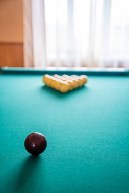 İlk bilardo topu düzenleme. Üçgen şeklinde beyaz toplar ve kırmızı bilardo topu kırılma için hazır. Kapalı mekan eğlencesi ve kişisel hobi alanı kavramı. Yüksek kalite fotoğraf