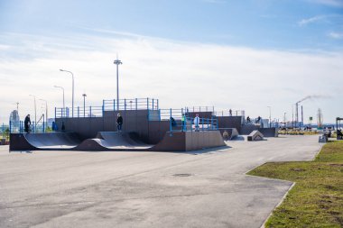 Kemerovo, Rusya - 25 Nisan 2025: Moskova Meydanı, Kemerovo, Rusya 'da çocuklar kaykay ve scooter parkı. Aktif yaşam tarzı ve gençlik eğlencesi için modern kentsel alan kavramı. Yüksek kalite fotoğraf