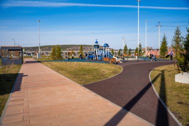 Kemerovo, Rusya - 25 Nisan 2025: Moskova Meydanı, Kemerovo, Rusya 'daki modern çocuk oyun alanı. Şehir ortamlarında güvenli şehir ortamı ve çocuklar için aktif açık hava oyunu kavramı. 