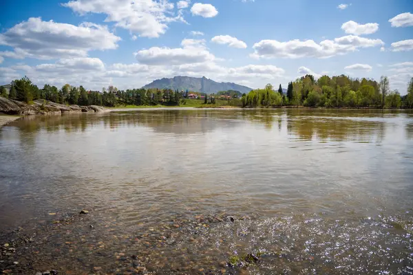Aşk Taşı 'nın Biya Nehri üzerindeki görüntüsü ve karşı kıyıdaki Turochak kasabası. Huzur, bağlantı ve vahşi Rus doğasındaki kutsal yerler kavramı. Yüksek kalite fotoğraf