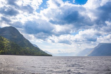 Sabahın erken saatlerinde Altai Rusya 'daki Teletskoye Gölü manzarası. Sakin su, yumuşak ışık ve Artybash yakınlarındaki sakin dağ atmosferi. Yüksek kalite fotoğraf