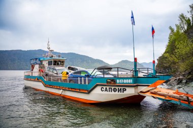 Artybash, Rusya - 3 Mayıs 2025: Altai Rusya 'da Teletskoye Gölü' nden geçen feribotlar. Artybash yakınlarındaki dağlık göl bölgesinden uzak ulaşım rotası. 