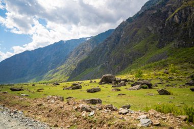 Altai Rusya 'daki Chulyshman Vadisi' nde deprem sonrası dağılan dağlar ve devasa kayalar sismik aktivite tarafından şekillendirilmiş dramatik doğal manzara. Yüksek kalite fotoğraf