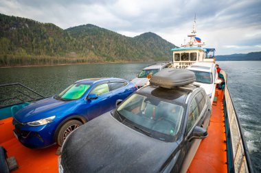 Artybash, Rusya - 3 Mayıs 2025: Altai Rusya 'da Teletskoye Gölü' nden geçen feribotlar. Artybash yakınlarındaki dağlık göl bölgesinden uzak ulaşım rotası. 