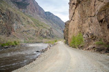 Dağ vadisi Altai Rusya 'daki Chulyshman nehri boyunca uzanan çakıl yolu manzaralı yabanda seyahat rotası. Yüksek kalite fotoğraf