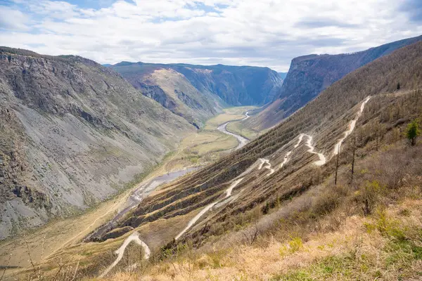 Katu Yaryk geçidi ve Altai Rusya 'da nehir olan Chulyshman Vadisi' ne giden dağ yolunun üst manzarası kıvrımlı rotası ve derin kanyonu olan dramatik dağlık arazi. Yüksek kalite fotoğraf