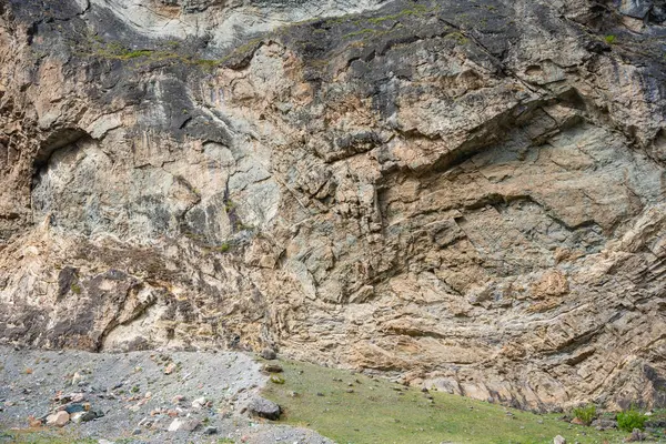 Chulyshman Vadisi 'ndeki kaya oluşumu Altai Rusya Jeolojik katmanları ve dağ manzarasının doğal dokuları. Yüksek kalite fotoğraf