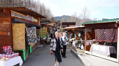 Chike-Taman, Rusya - 9 Mayıs 2025: Chike Taman 'da hediyelik eşya ve yerel mallarla geleneksel pazar Altai Rusya' yı geçti. Kültürel açık hava pazarında bölgesel el sanatları ve ürünler sergileniyor. 