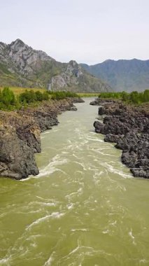 Katun Nehri 'nin Altai Rusya' daki en dar ve en derin kesimi. Oroktoy Köprüsü 'nden bakıldığında kayalık geçitten geçen güçlü bir dağ akıntısı görülüyor. Yüksek kalite 4k görüntü