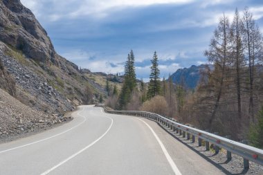 Rusya 'nın Kurai steppe vadisi Altai' de karla kaplı Akturu tepesine çıkan asfalt yol. Yüksek kalite fotoğraf
